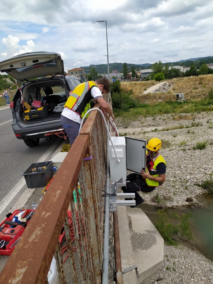 Hanging work during the installation of the monitoring system on the Adunata Br